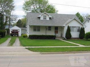 906 S 6th St, Fairfield, IA 52556