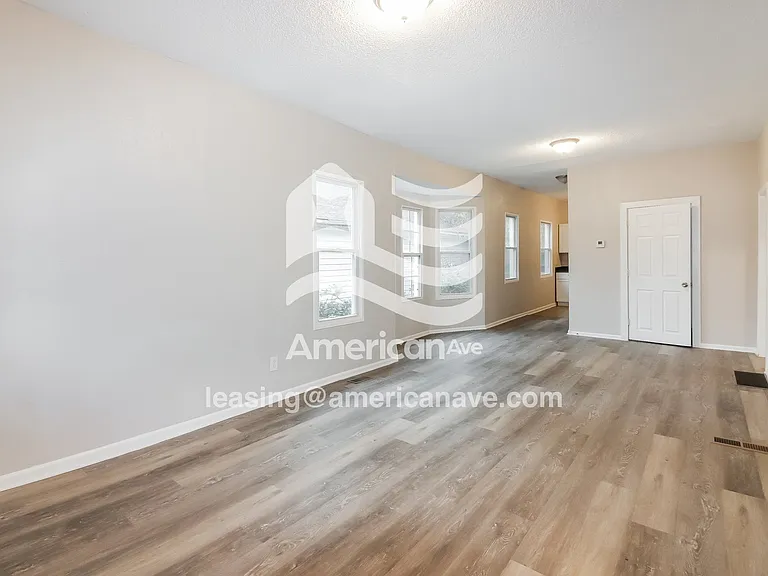686353_002_wm_-_living_room_13274060.jpg