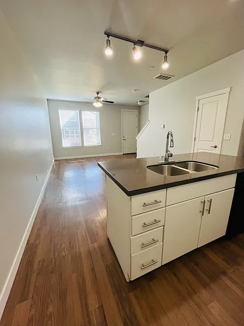 2 bed, 1182 sqft, $2,042 — Photo 2