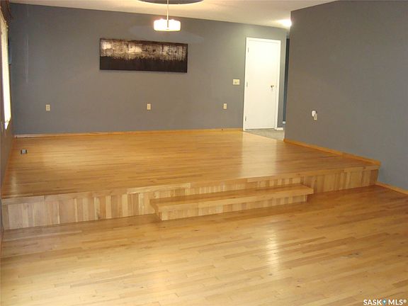 3rd image of 105 4th Avenue W