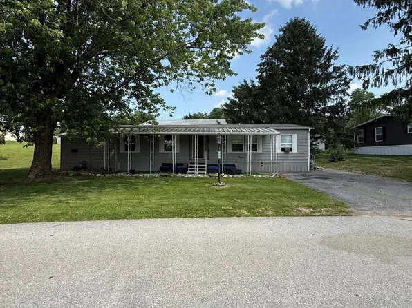 703 Lake Dr, Mount Wolf, PA 17347