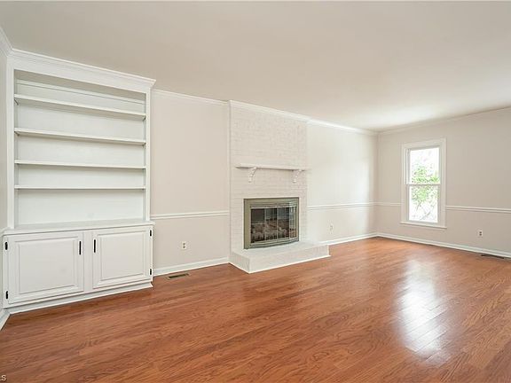 3rd image of 706 Edinburgh Ct