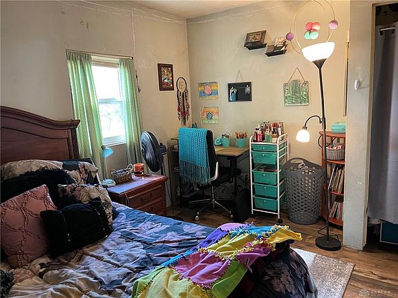2nd image of 121 Hutton St