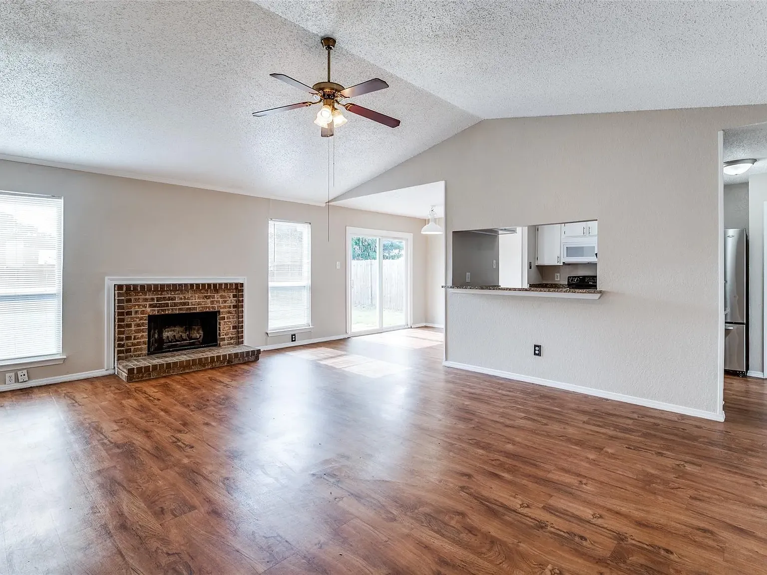 3 bed, 1052 sqft, $1,899 — Photo 4