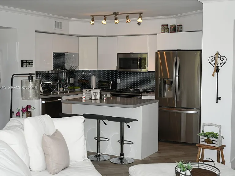 1000 E Island Blvd #303 — Photo 2