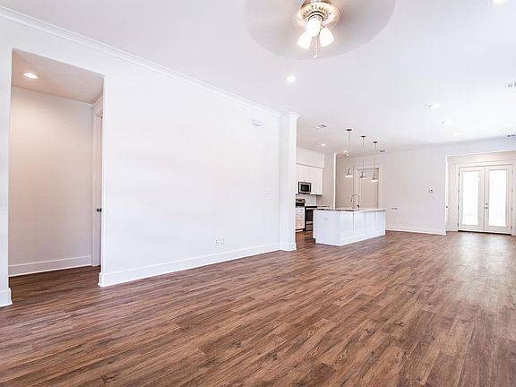 5th image of 304 Walton Dr