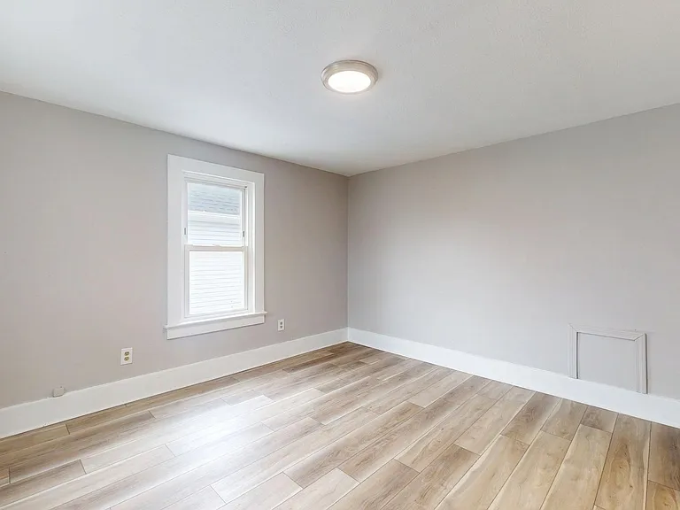 1031 W 9th St — Photo 15