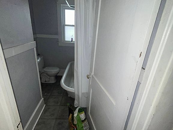 4th image of 7000 Florence Pl