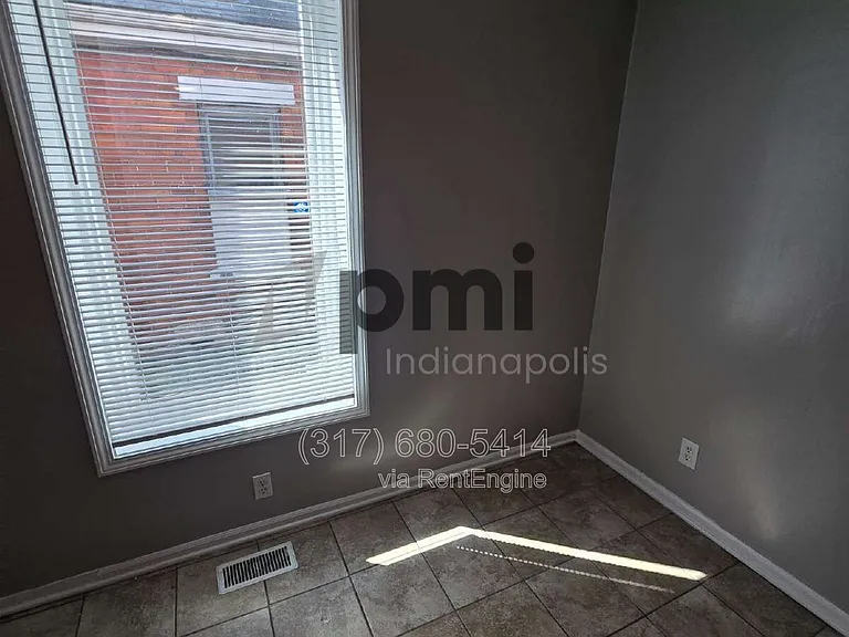 153 S Cypress Ave — Photo 33