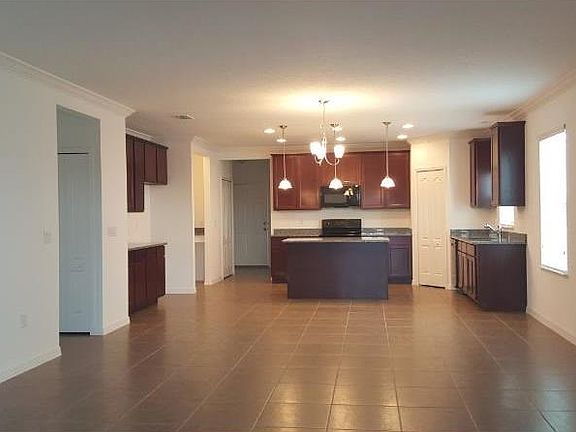 3rd image of 1009 Suffragette Cir