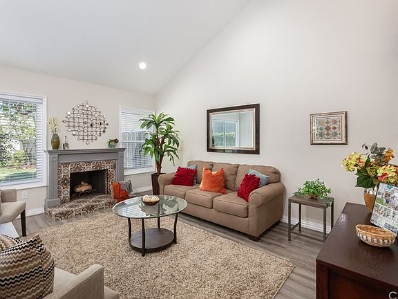 4th image of 1098 Glen Cir
