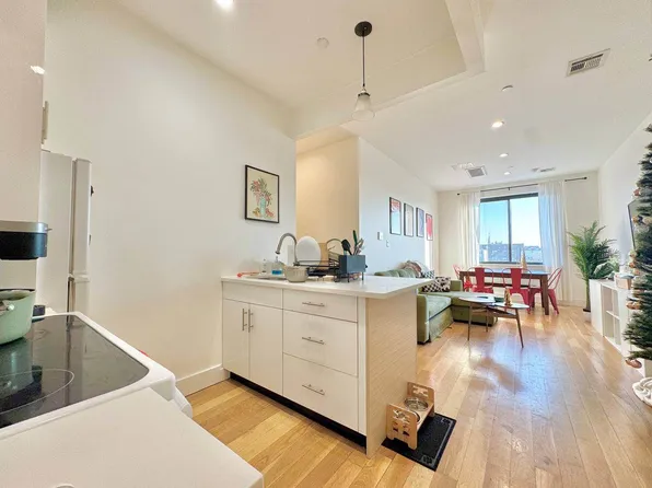 818 Lexington Avenue image 1 of 8