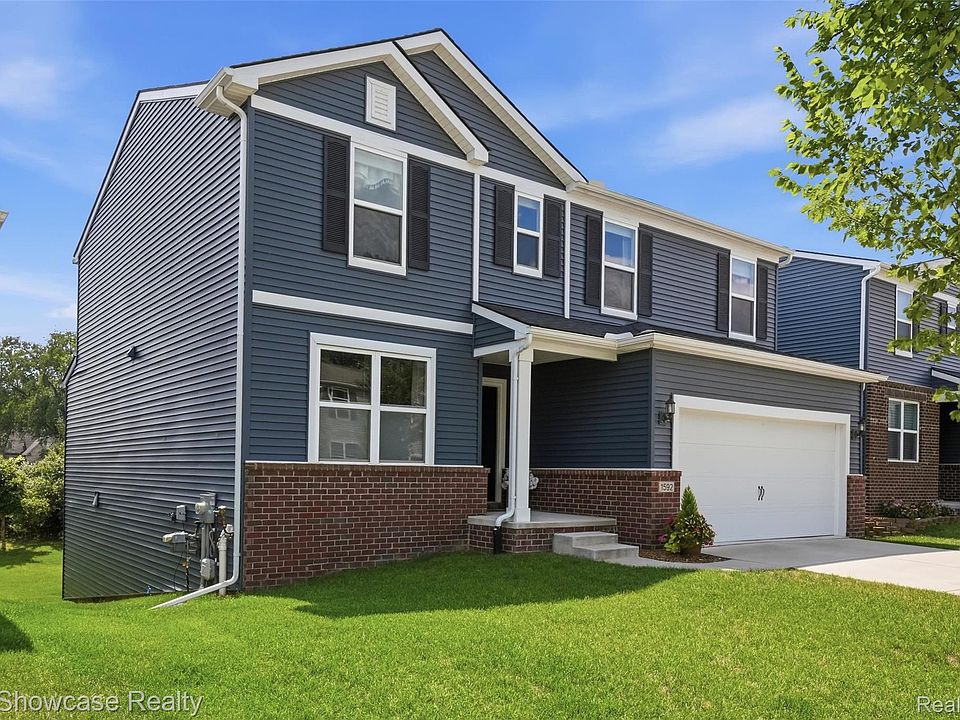 1592 Beachwood Dr, photo 2
