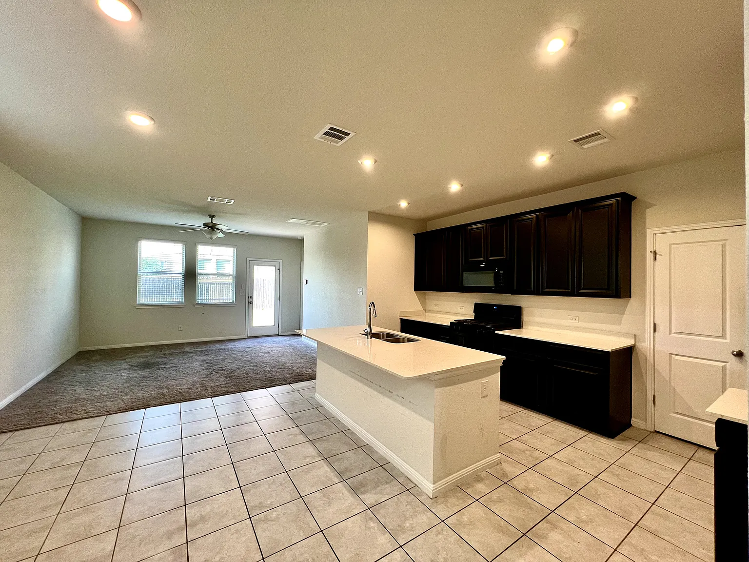 4 bed, 2.5 bath, 1968 sqft, $2,100 — Photo 4