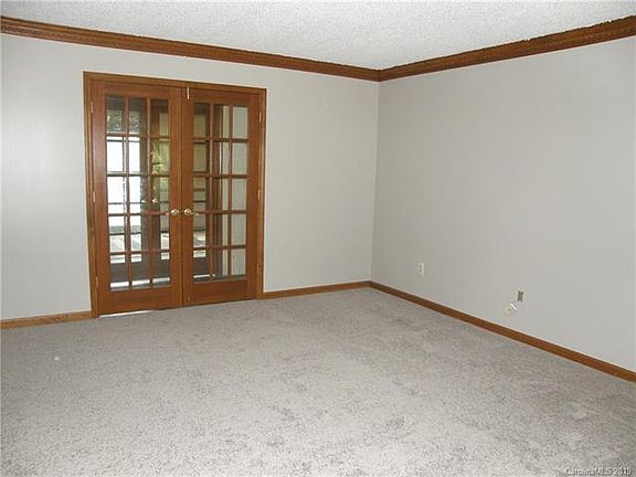 4th image of 695 Blue Heron Rd
