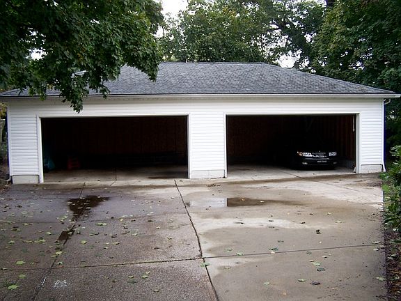 2nd image of 2413 Woodmere Dr