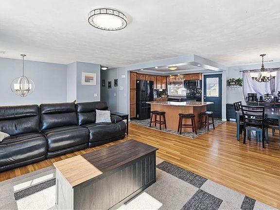 3rd image of 34 Commack Rd