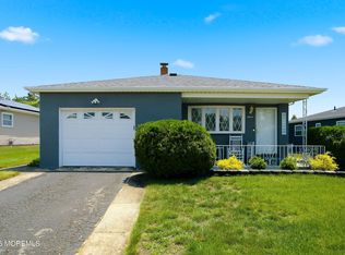 7 Canaries Ct, Toms River, NJ 08757