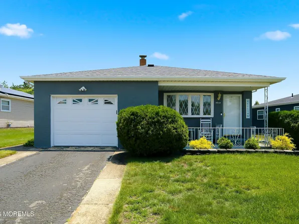 7 Canaries Court, Toms River, NJ 08757