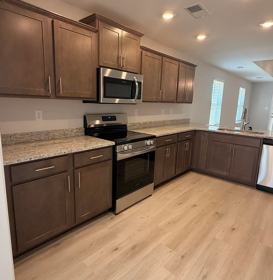 3 bed, 2.0 bath, 1717 sqft, $2,200 — Photo 3