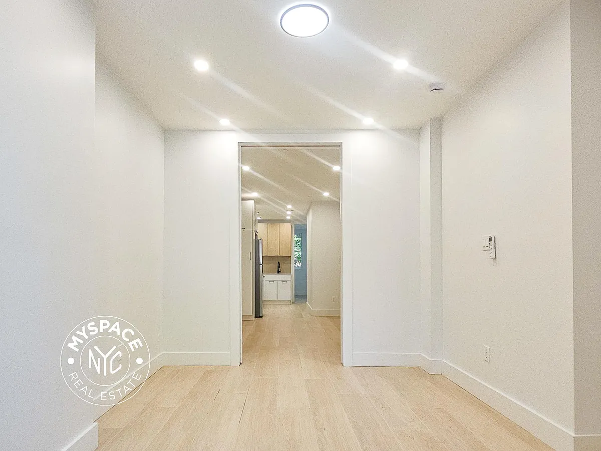 Building Photo - 638 Lafayette Ave #1A