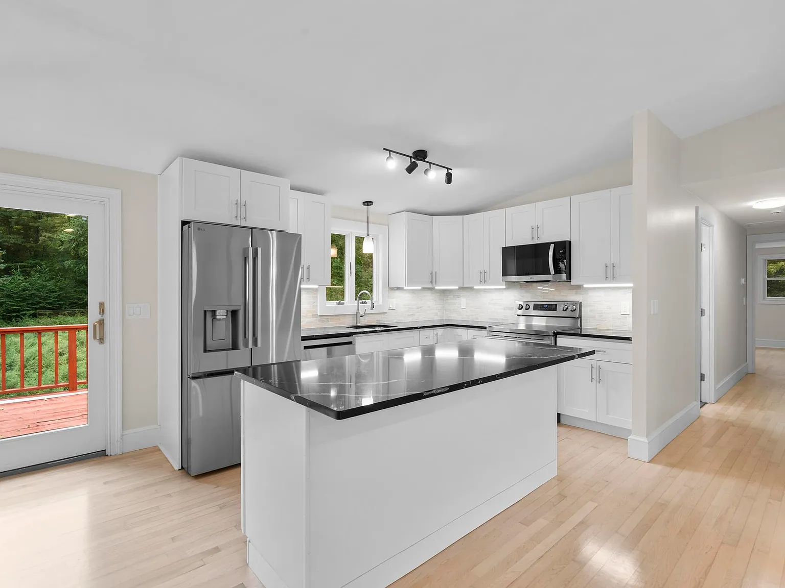 4 bed, 2441 sqft, $4,500 — Photo 4