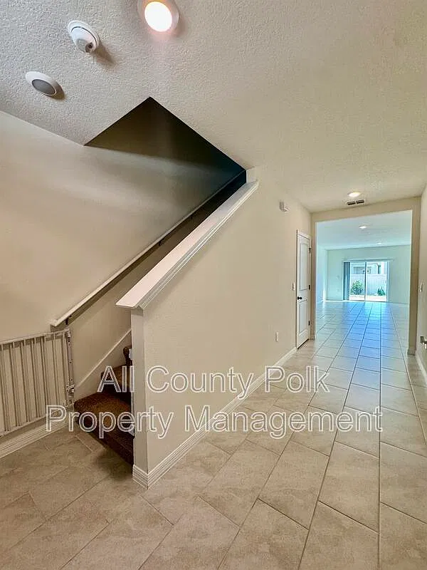5 bed, 3.0 bath, 2522 sqft, $2,450 — Photo 2