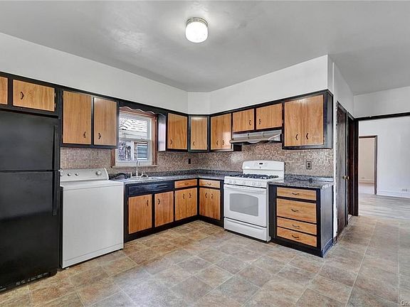 5th image of 44 Pocantico St