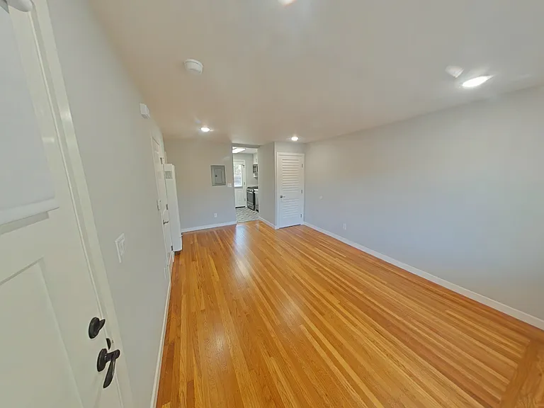 1054 Noel Dr — Photo 5