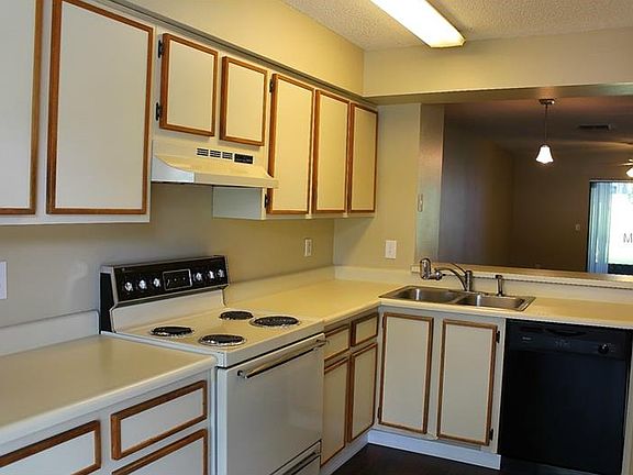 4th image of 3590 Whispering Oaks Ln #7