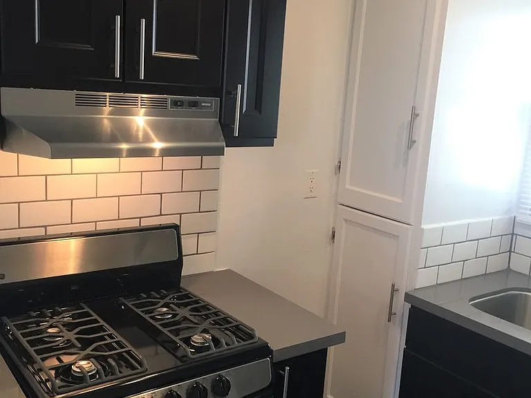 Evans Apartments — Photo 13