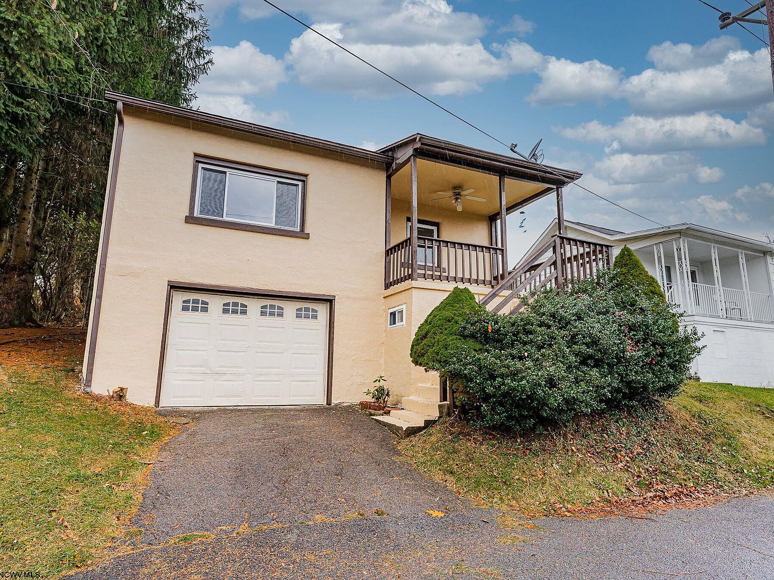 371 Hawk St, Granville, WV 26534