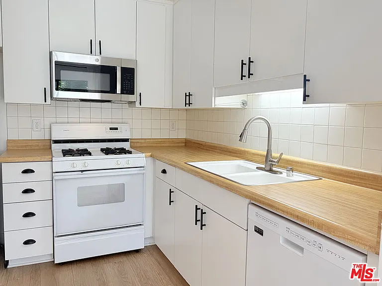 22135 Burbank Blvd #4 — Photo 12