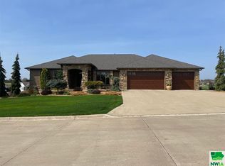 1559 Crown Ridge Dr, Sioux Center, IA 51250
