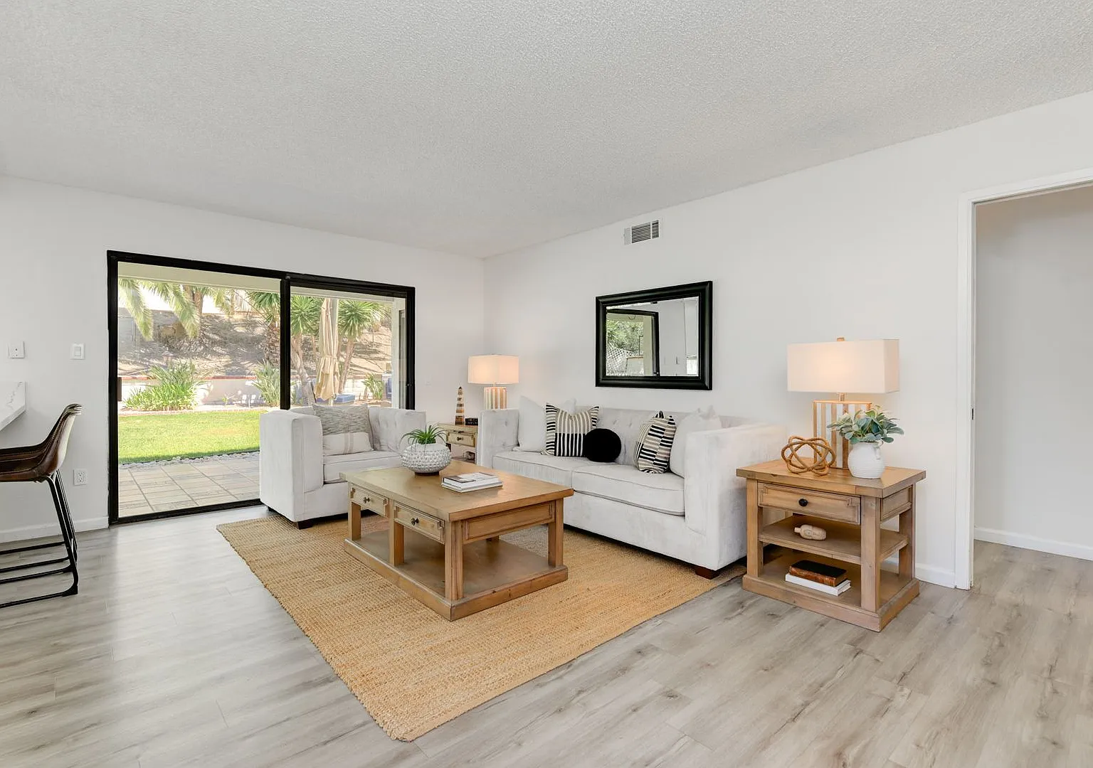 4bd/2ba Single Story Home In Hennie Hills Oceanside! — Photo 4