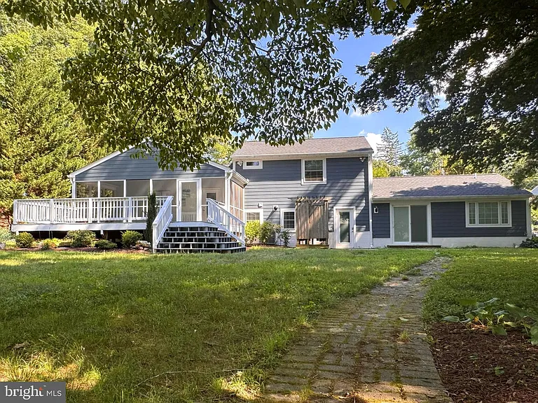 90 Avondale Cir — Photo 4