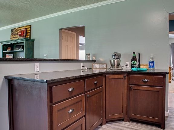 4th image of 615 Windmeer Ave