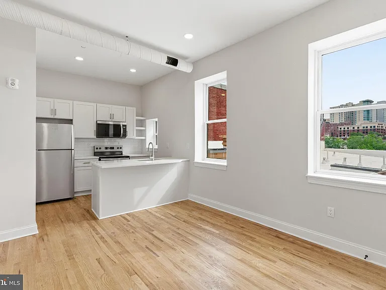 337 S Fremont Ave — Photo 5