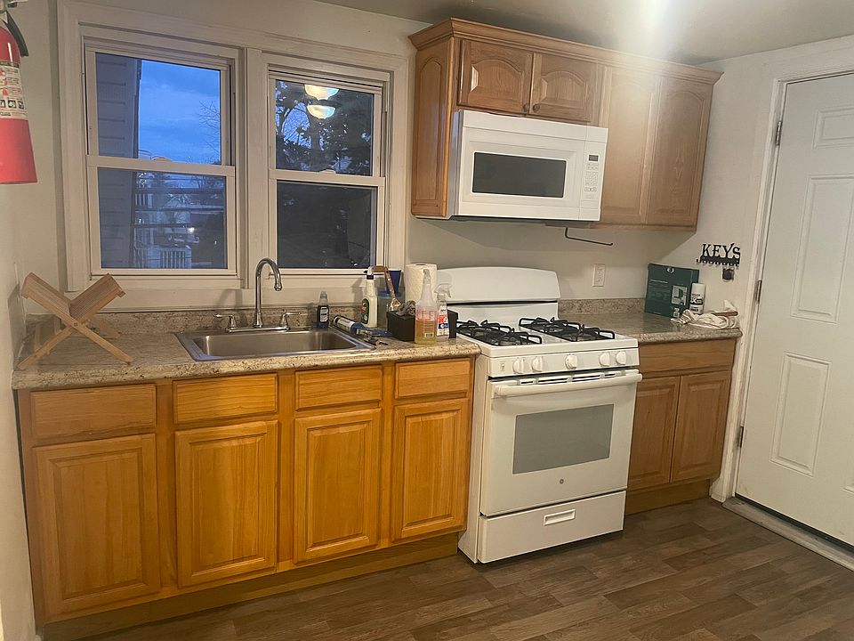 Second view of the kitchen