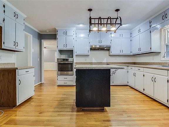 3rd image of 3792 Clubhouse Ln SE