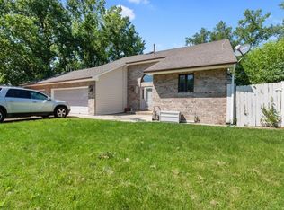 2380 Hamilton Ct, New Brighton, MN 55112