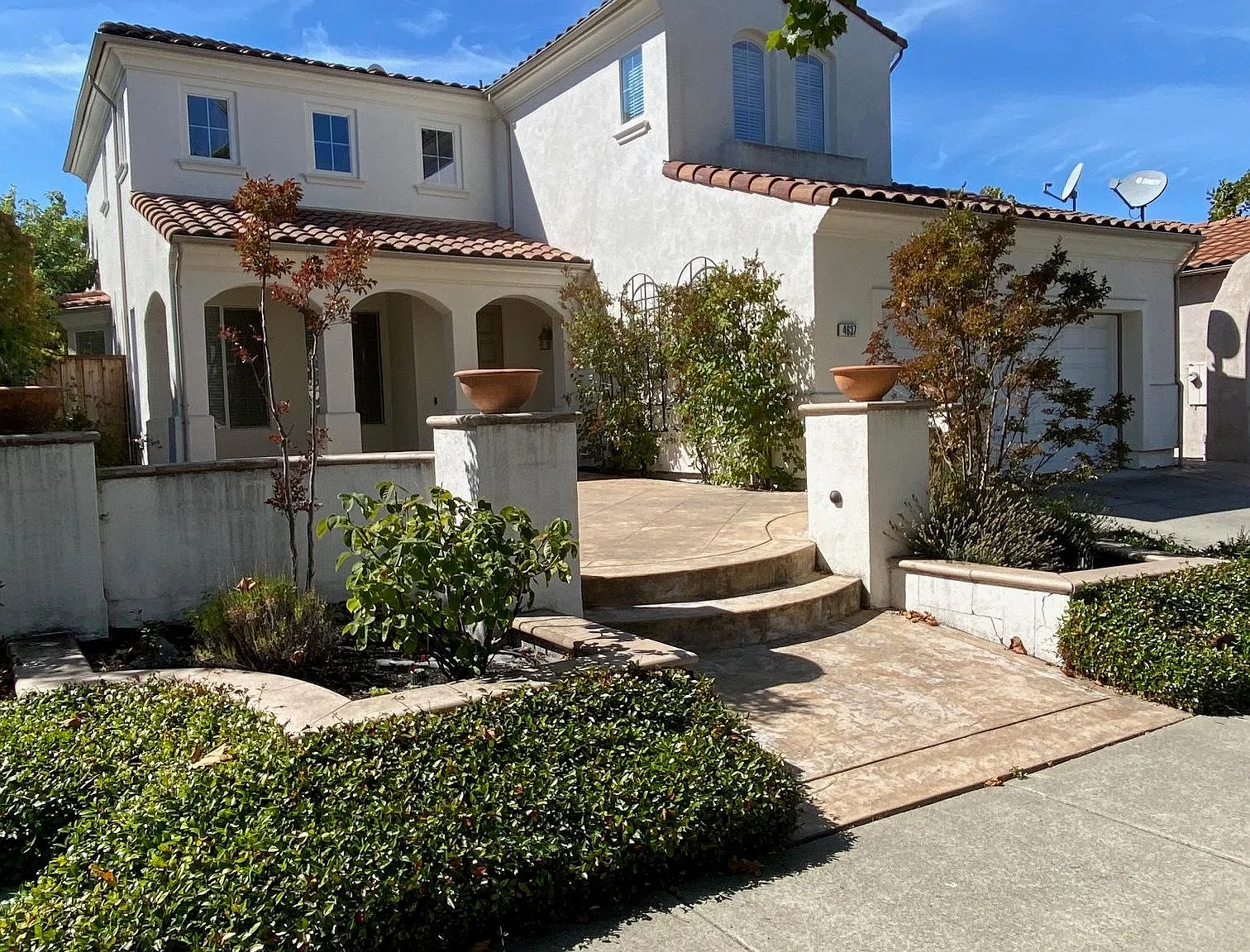 4 bed, 2.5 bath, 2224 sqft, $4,800 — Photo 2