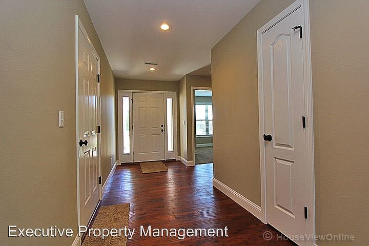 1st image of 863 Broadridge Dr