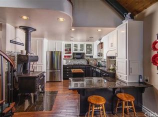 1055 Meadowbrook Rd, Lake Arrowhead, CA 92352