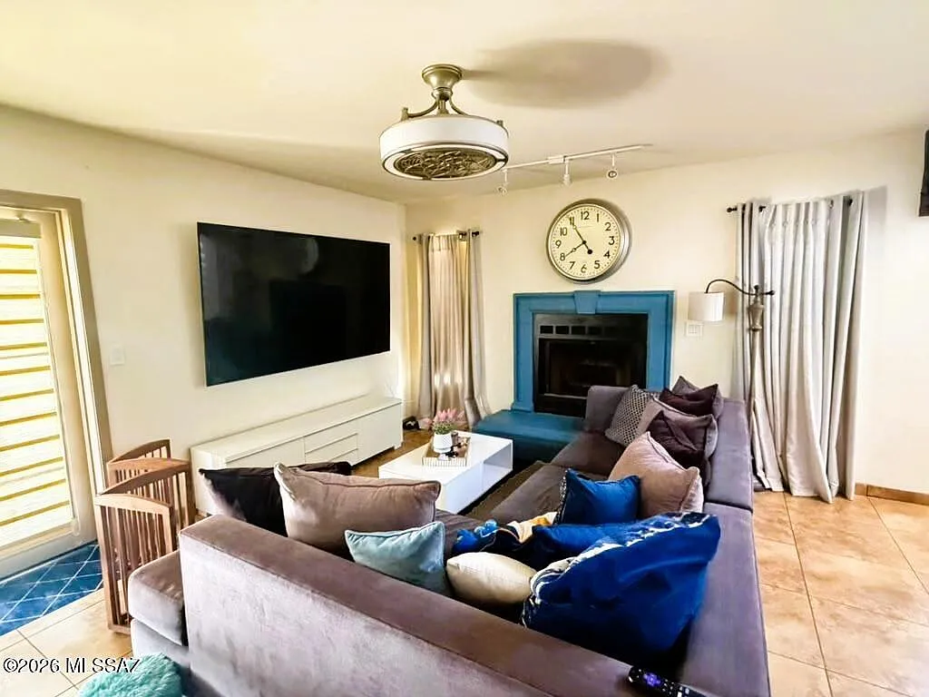 3 bed, 2.5 bath, 1744 sqft, $3,300 — Photo 3