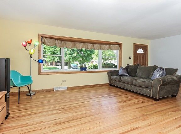 4th image of 755 Bryn Mawr Ave