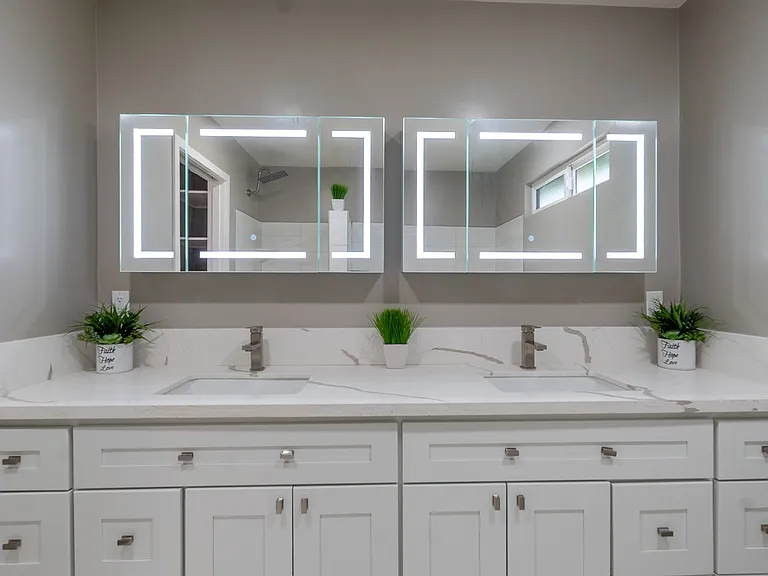 Main House M/B Bathroom
