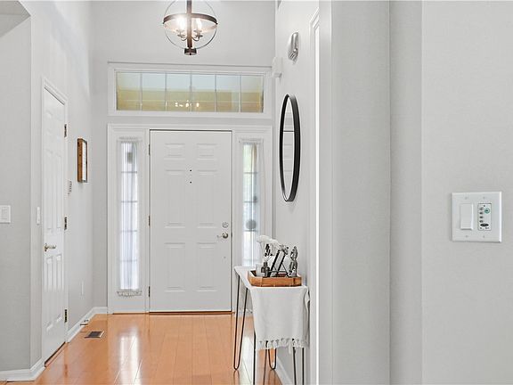 3rd image of 6962 Wembley Cir