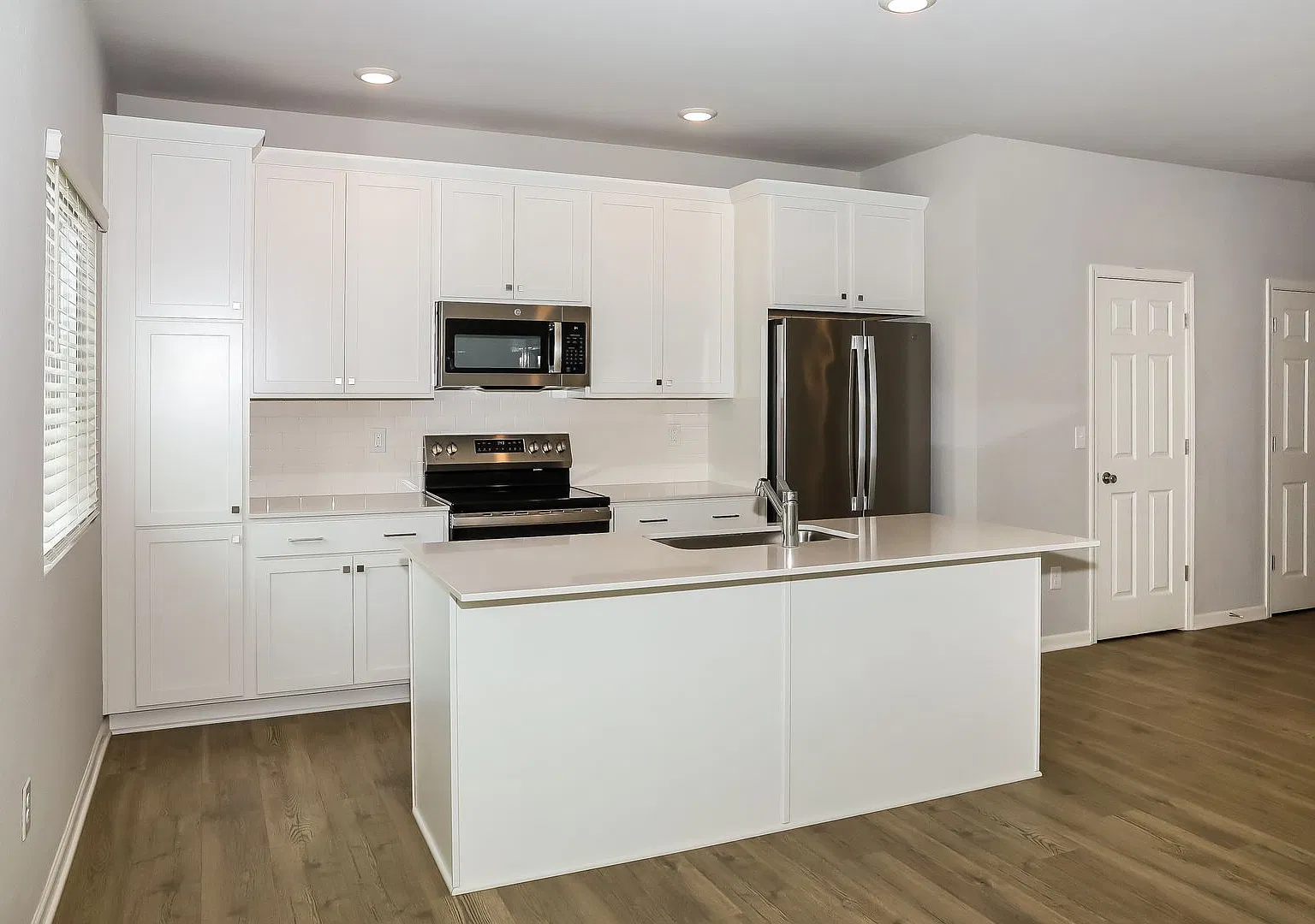 1 Month FREE Rent! Applied to Your First Full Month. Terms & Conditions Apply. — Photo 3