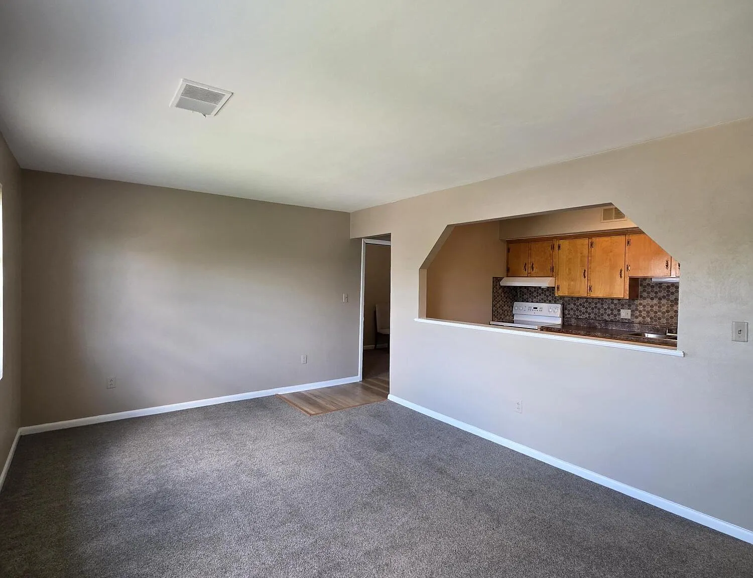 1 bed, 1.0 bath, 650 sqft, $1,050 — Photo 2